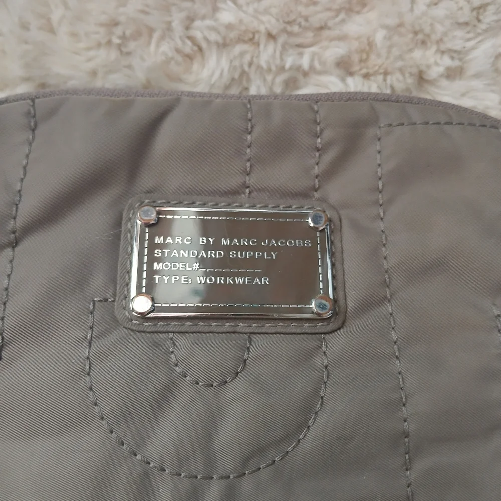 💎 Marc by Marc Jacobs Quilted Tablet Sleeve in Gray Taupe Padded